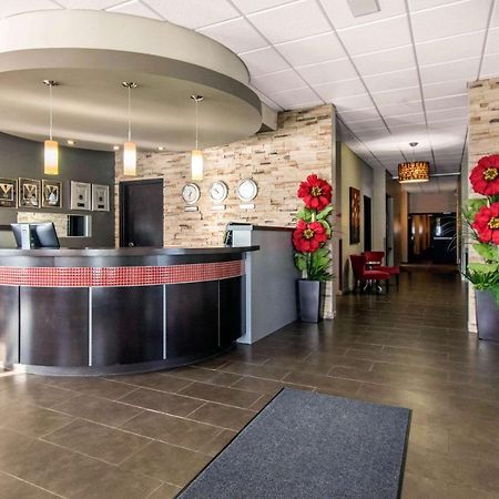 Econo Lodge Inn & Suites Saint Apollinaire 외부 사진