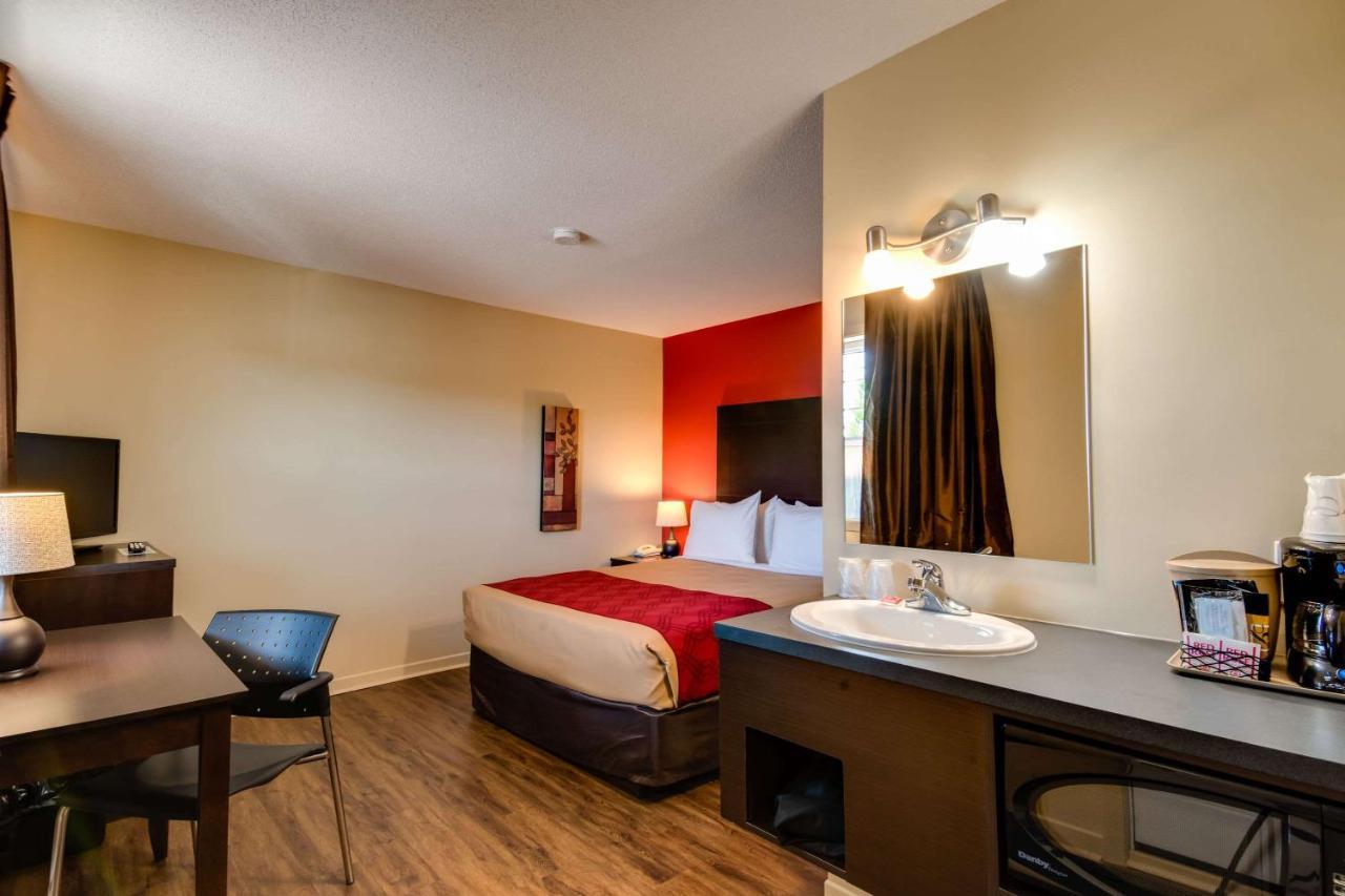 Econo Lodge Inn & Suites Saint Apollinaire 외부 사진