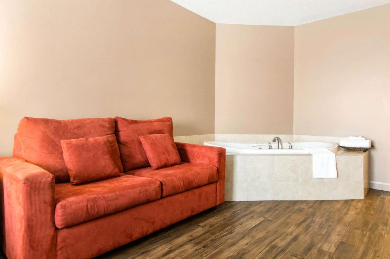 Econo Lodge Inn & Suites Saint Apollinaire 외부 사진