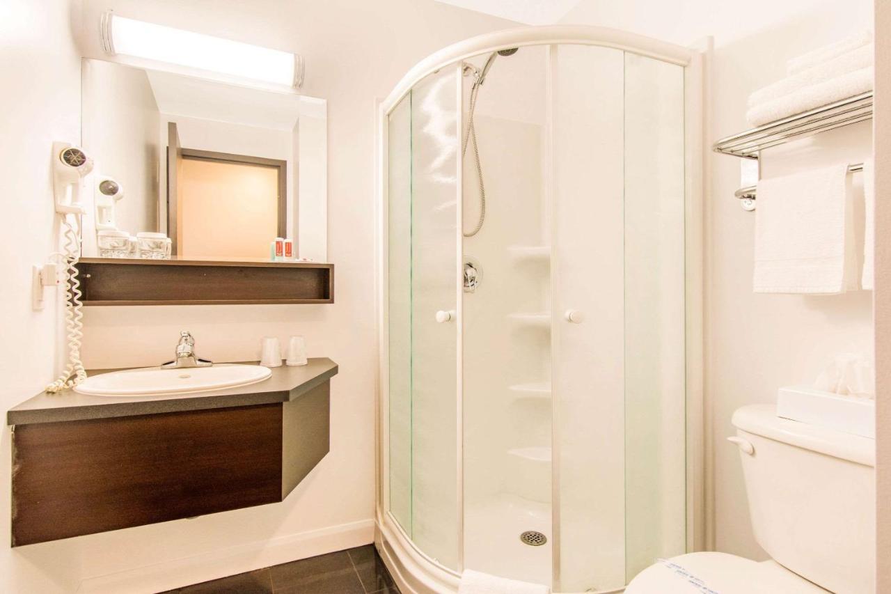 Econo Lodge Inn & Suites Saint Apollinaire 외부 사진