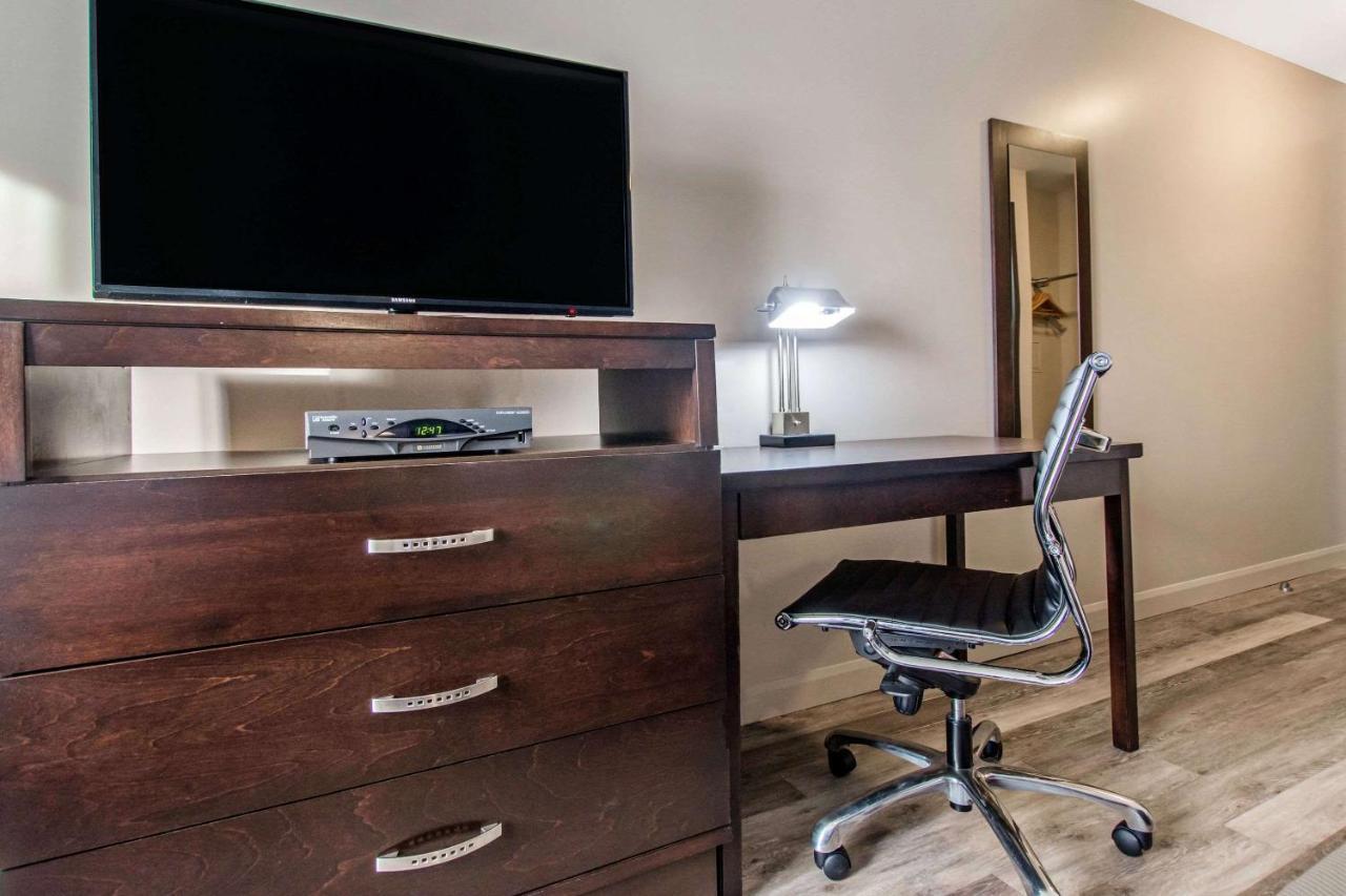 Econo Lodge Inn & Suites Saint Apollinaire 외부 사진