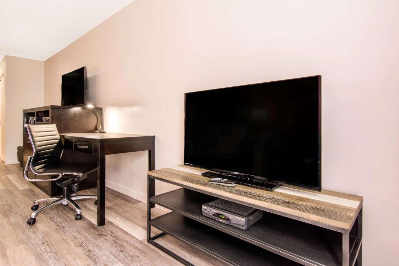 Econo Lodge Inn & Suites Saint Apollinaire 외부 사진