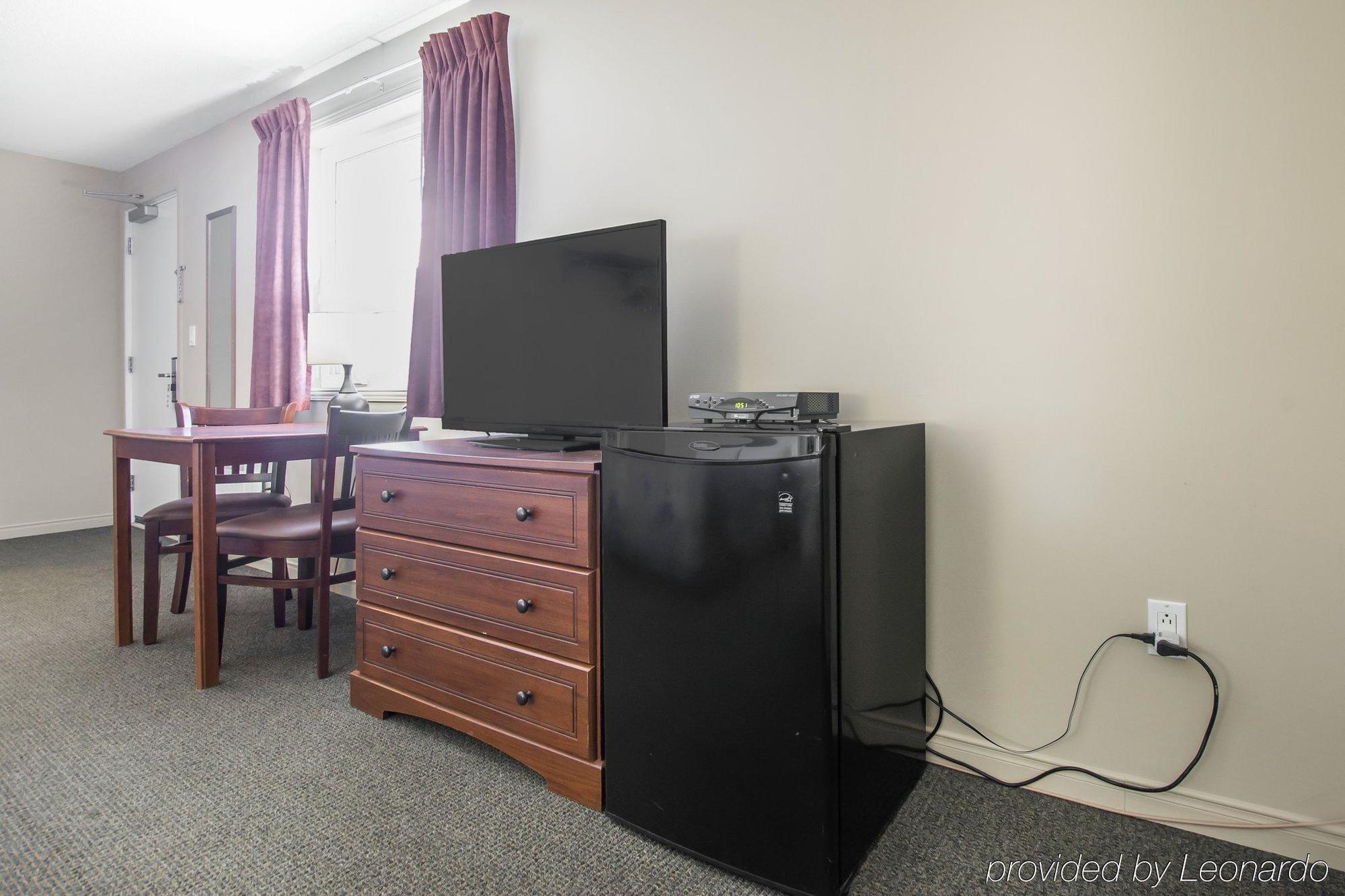 Econo Lodge Inn & Suites Saint Apollinaire 외부 사진