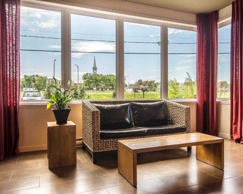 Econo Lodge Inn & Suites Saint Apollinaire 외부 사진