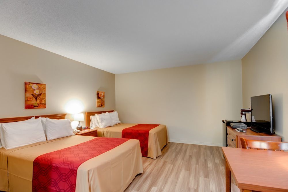 Econo Lodge Inn & Suites Saint Apollinaire 외부 사진