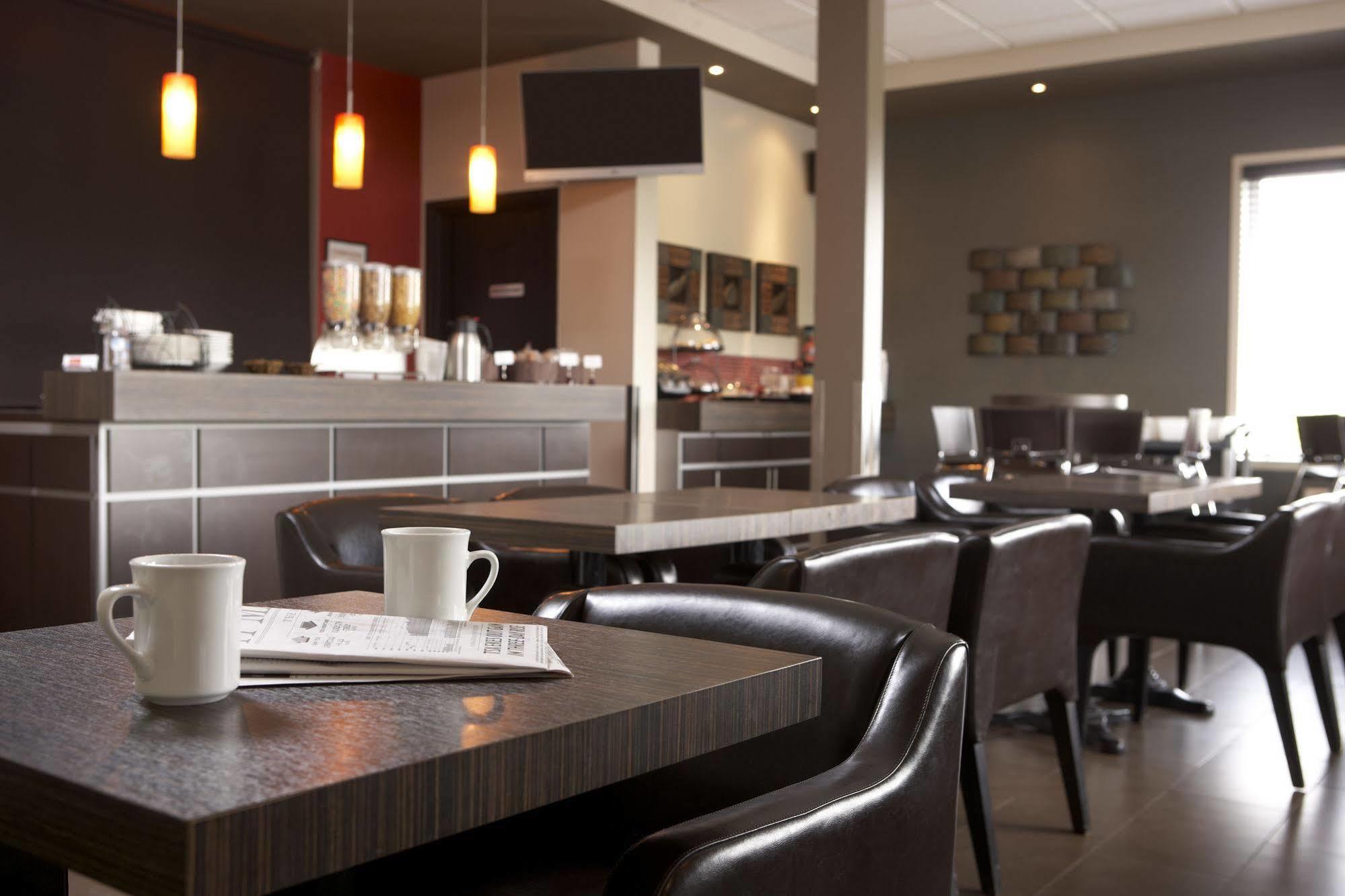 Econo Lodge Inn & Suites Saint Apollinaire 외부 사진