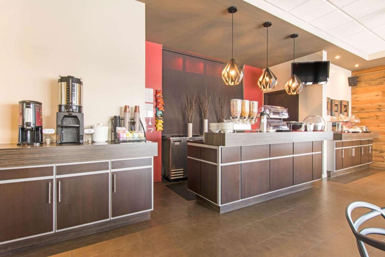Econo Lodge Inn & Suites Saint Apollinaire 외부 사진