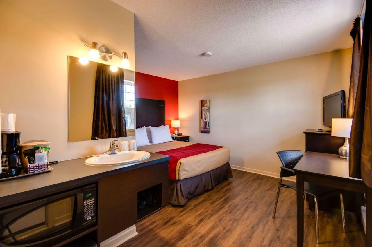 Econo Lodge Inn & Suites Saint Apollinaire 외부 사진