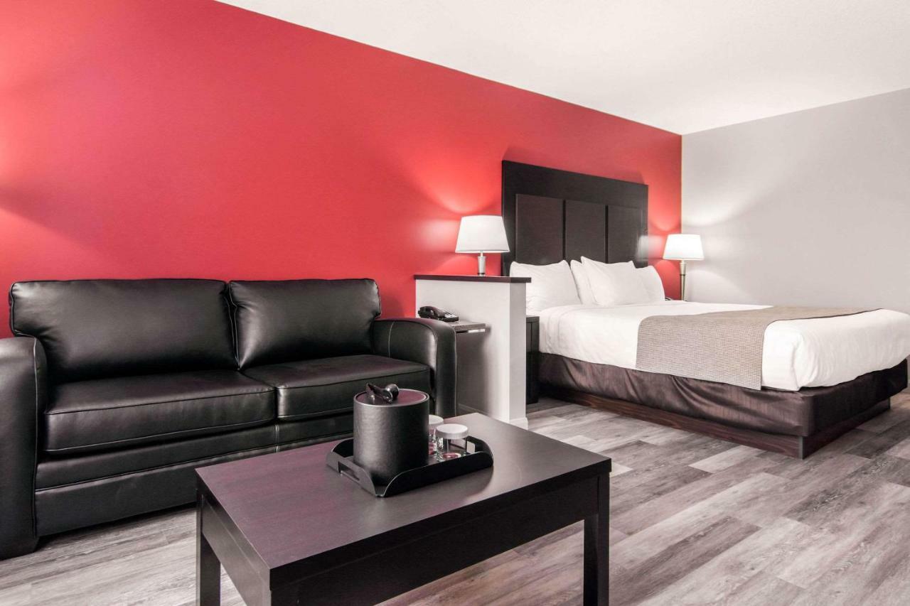 Econo Lodge Inn & Suites Saint Apollinaire 외부 사진